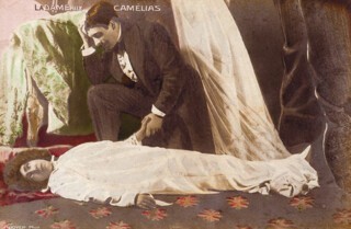 Postcard of Sarah Bernhardt in ‘La dame aux camélias’