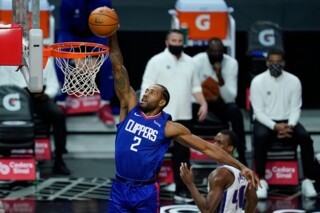 Kawhi Leonard scoring for the LA Clippers in January 2021 (AP Photo/Ashley Landis)