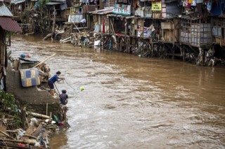 People return to their houses as the floodwaters recede, 4 January Photo © Donal Husni/ZUMA Wire/Shutterstock