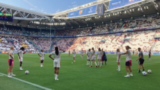 Lyon warming up, ignoring the boos of the Barcelona fans