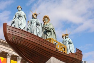 ‘Foreign Exchange’ by Hew Locke. Photo © Shaun Fellows