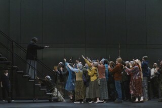 Ain Anger as Dosifei and members of the Slovak Philharmonic Choir as Old Believers in Simon McBurney’s production of Mussorgsky’s ‘Khovanshchina’, conducted by Esa-Pekka Salonen, at the Salzburg Easter Festival in April 2025. Photo © Inés Bacher