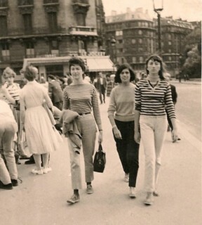 Susan Sontag (centre) with Harriet Sohmers (left) and Sohmers’s sister (right), photographed in Paris in 1958.