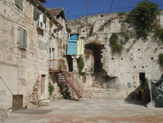 A washing line at the palace.