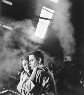 ‘Couple dans une gare parisienne’ (1959) by Agnès Varda