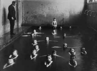 ‘Cours de natation’ by François Kollar (1930)