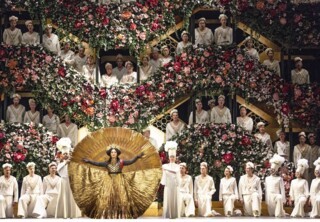 Anna Netrebko as Abigaille, ensemble and choir in the Berlin Staatsoper’s new production of Verdi’s ‘Nabucco’. Photo © Bernd Uhlig