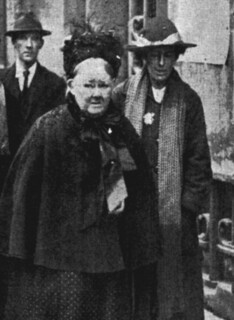 Edith Swan and her mother arriving at court in October 1921.