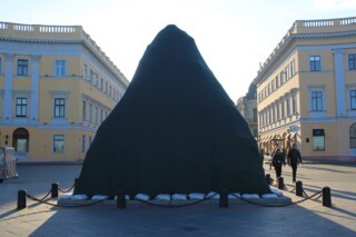 The monument to the Duc de Richelieu, Odesa’s first governor, under wraps at the top of the Potemkin Steps. Photo © Nataliia Mykhailenko