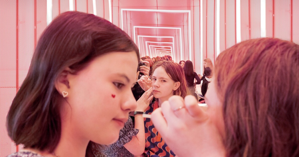 Emily LaBarge · At the Hepworth: Hannah Starkey · LRB 4 May 2023 - Vimarsana News